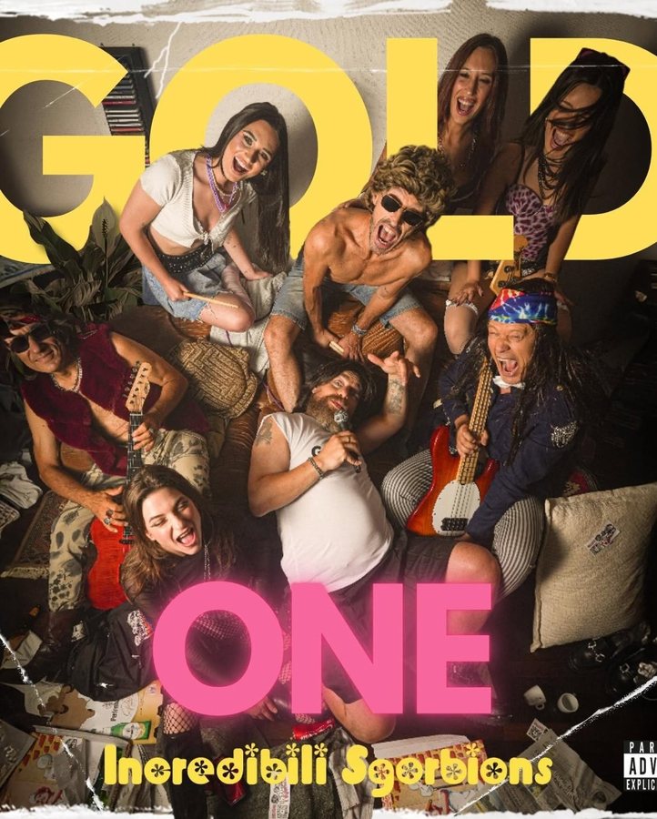 La copertina del disco «Gold One» degli Incredibili Sgorbions, la band in posa su un divano