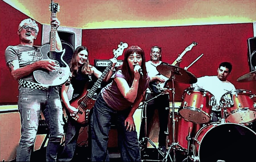 I Noise No Mercy in sala prove, cinque musicisti fra chitarre, basso e batteria