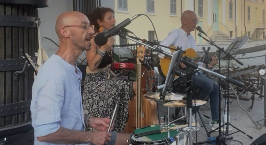 I NoteeVoli mentre suonano all’aperto, voce, percussioni e chitarra