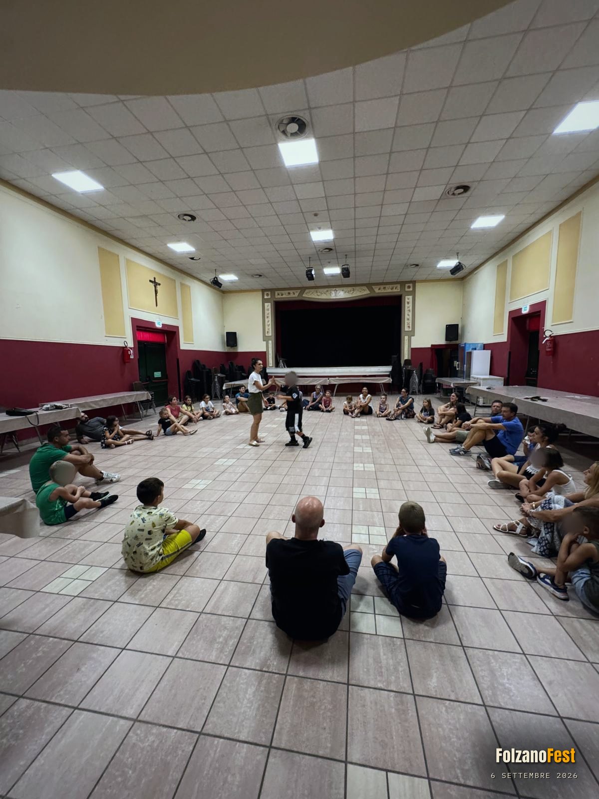Un cerchio di famiglie, con due bambini al centro