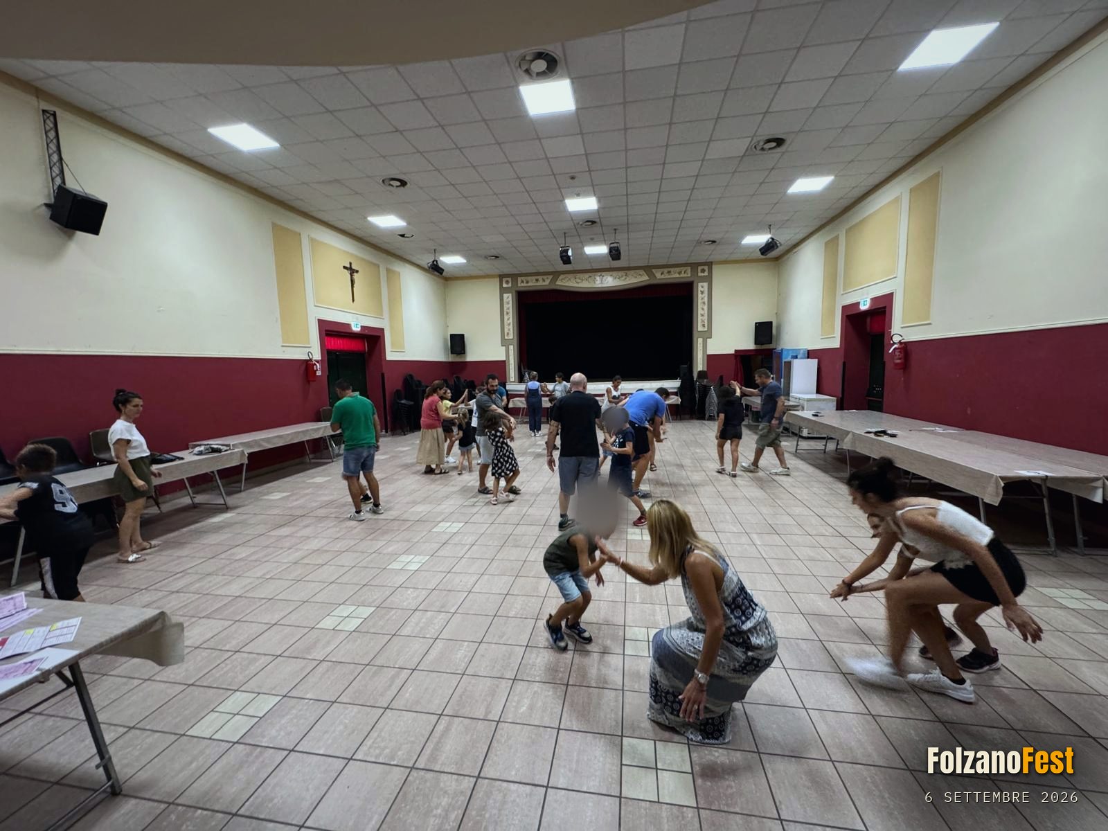 Una coppia genitore-bambino, in mezzo alla sala
