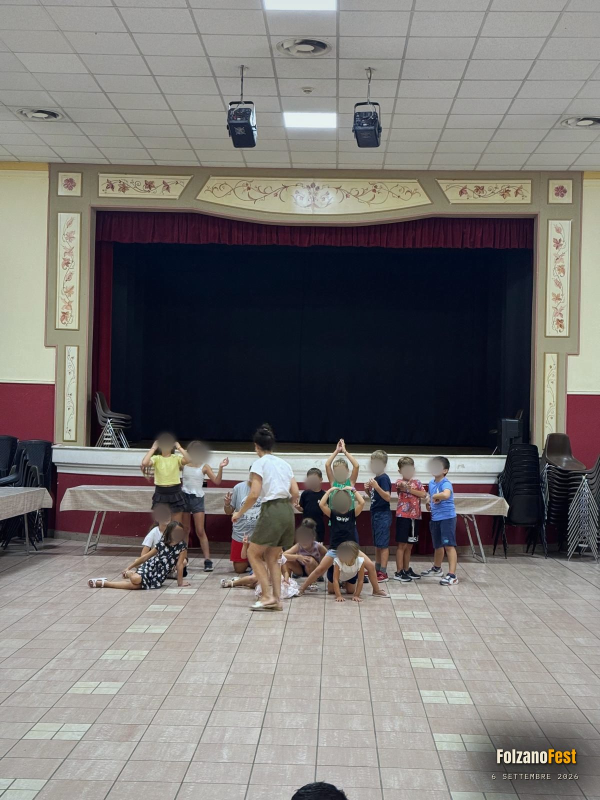 Un girotondo di giochi, davanti al palco