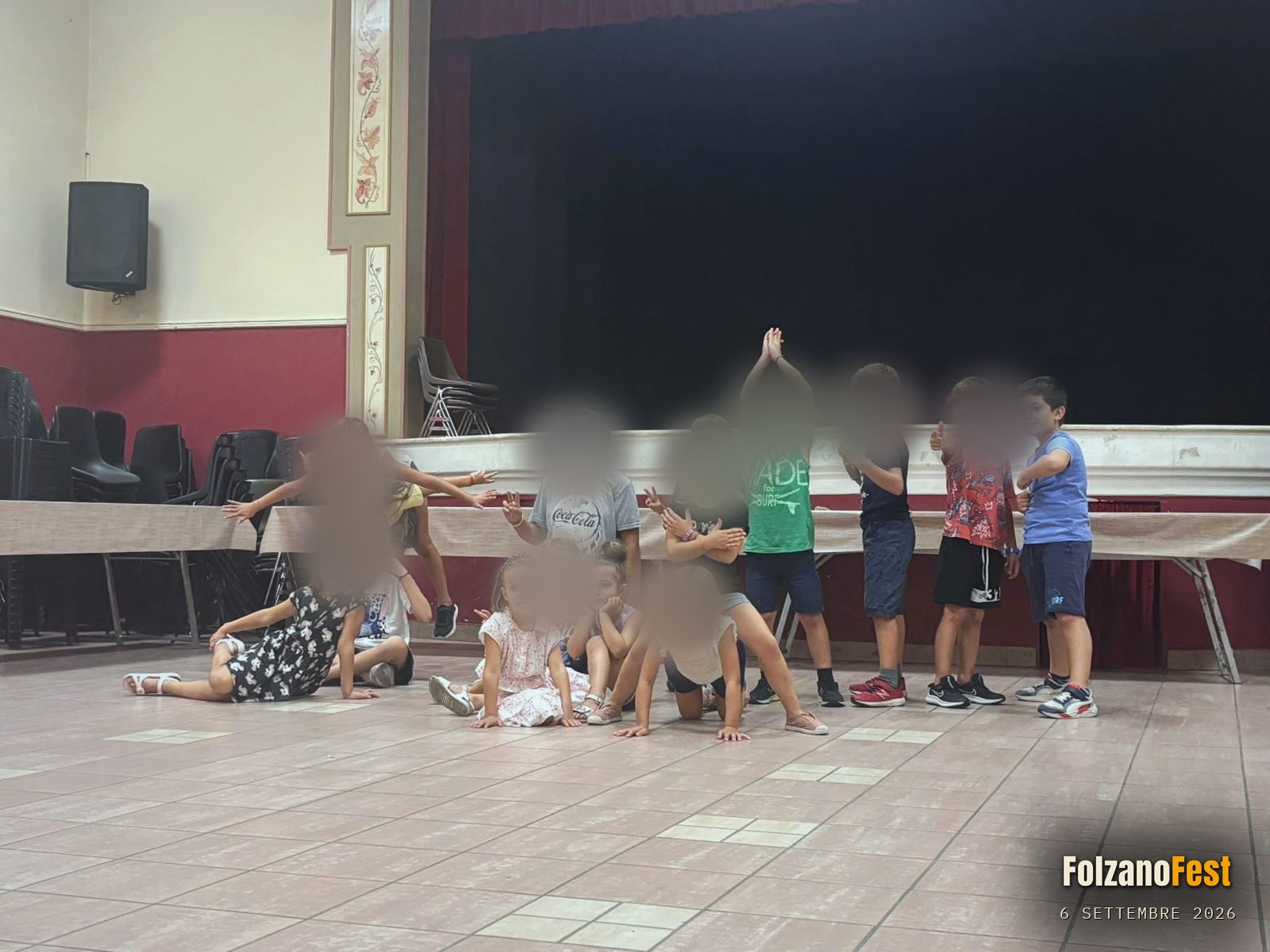 Il gruppo, in posa davanti al palco
