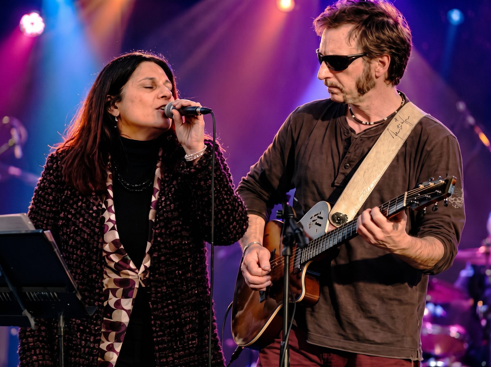 Lello Garelli e Laura Tamburini sul palco, lei al microfono e lui alla chitarra