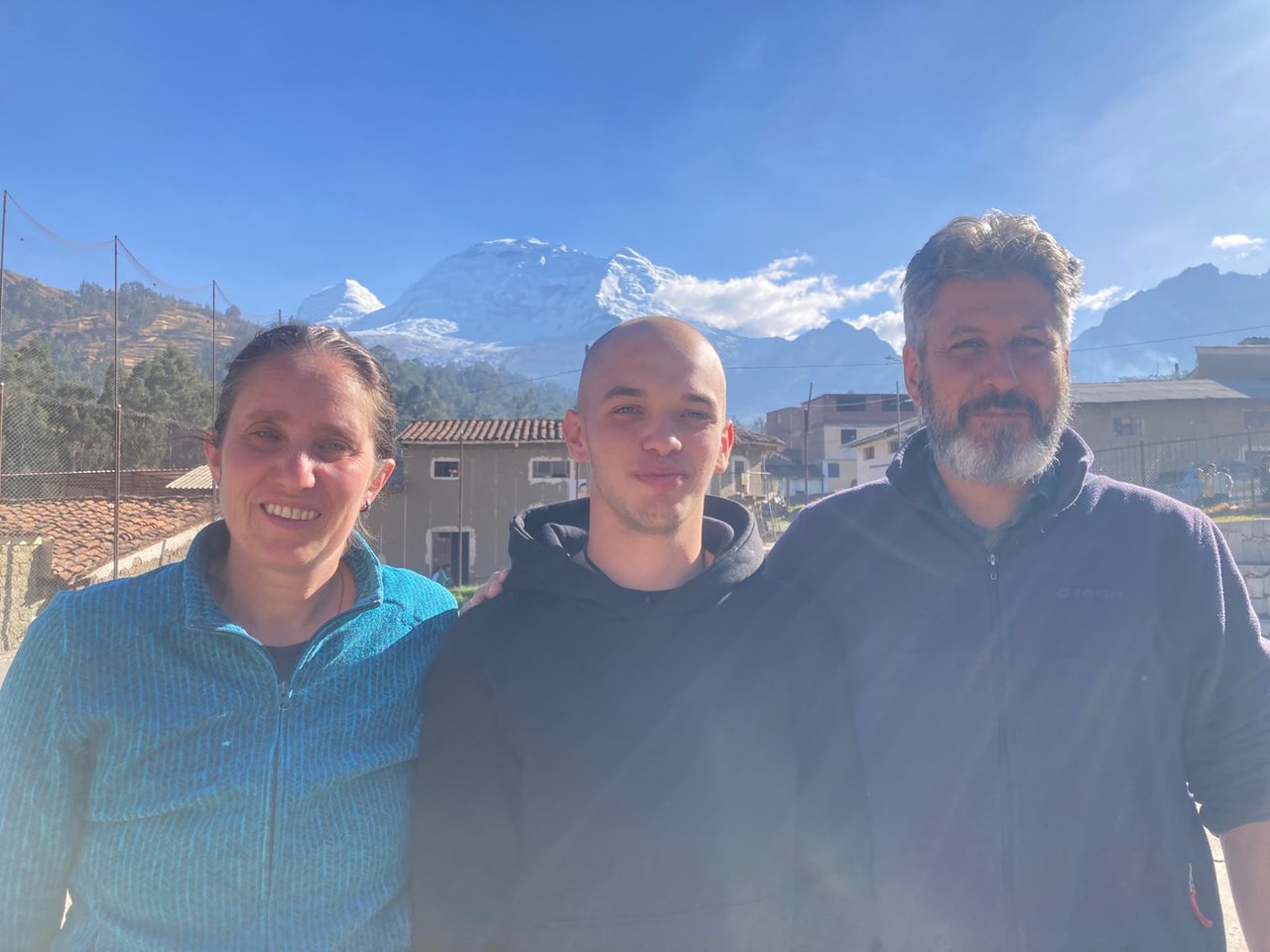 Daniela Bosio, il nipote Nicola e il marito Luca, con le Ande innevate sullo sfondo