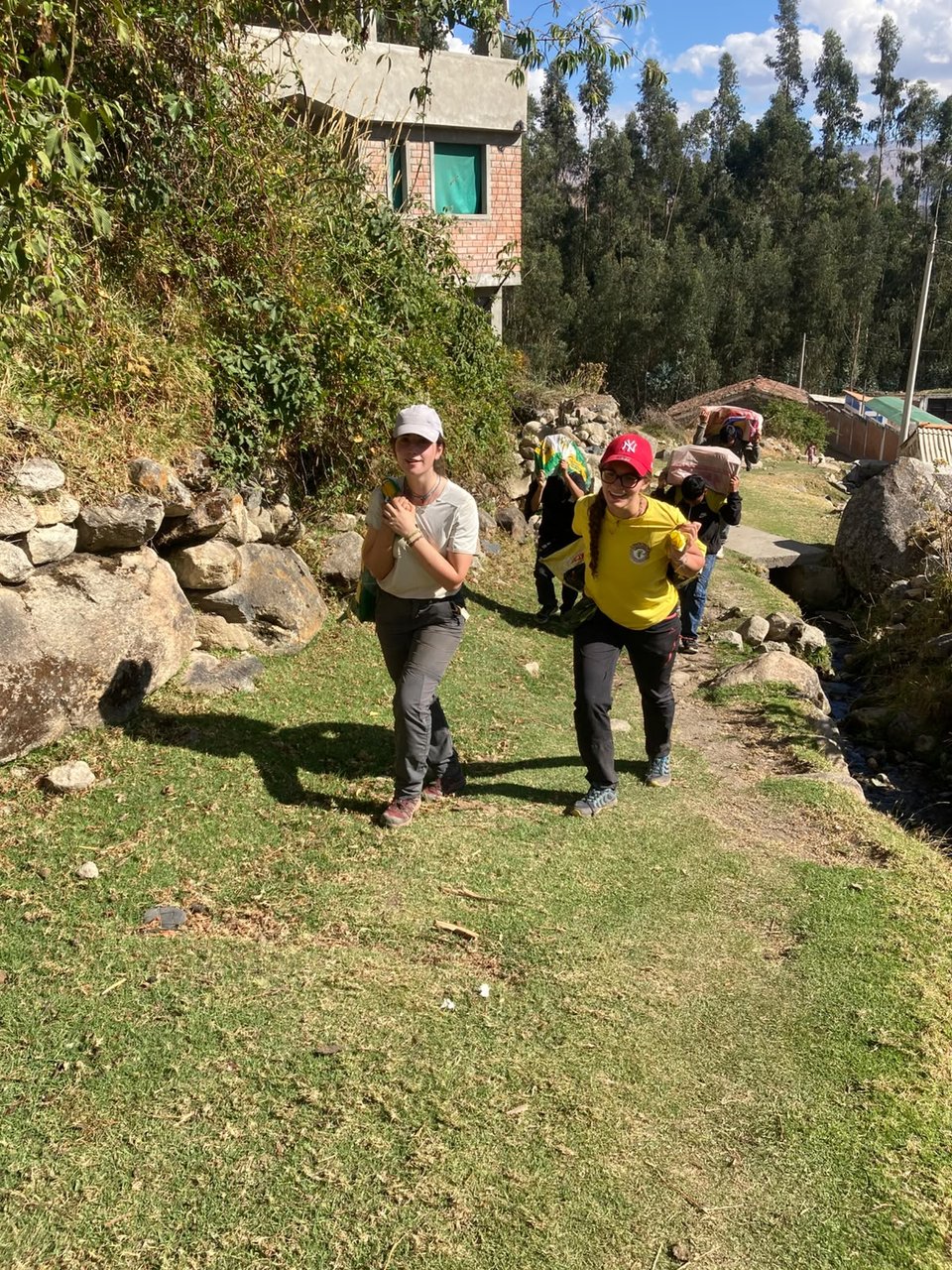 Due ragazze del gruppo camminano su un sentiero vicino a Shilla