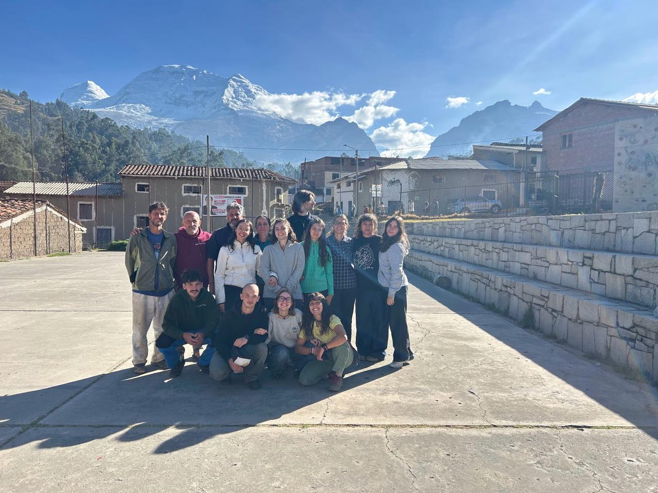 Il gruppo di Folzano riunito a Shilla con le montagne innevate delle Ande sullo sfondo