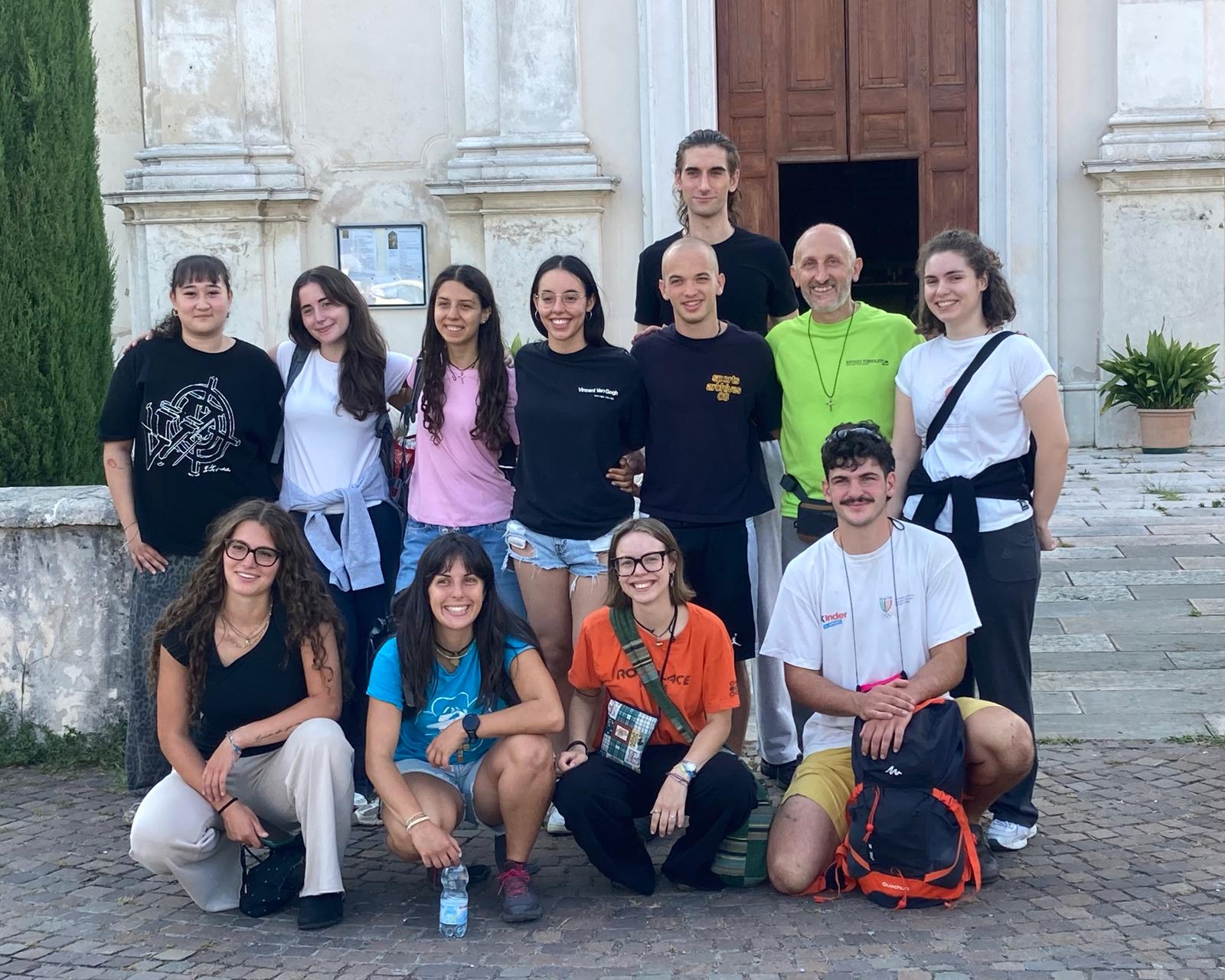 Le dodici persone del gruppo davanti alla chiesa prima della partenza da Folzano