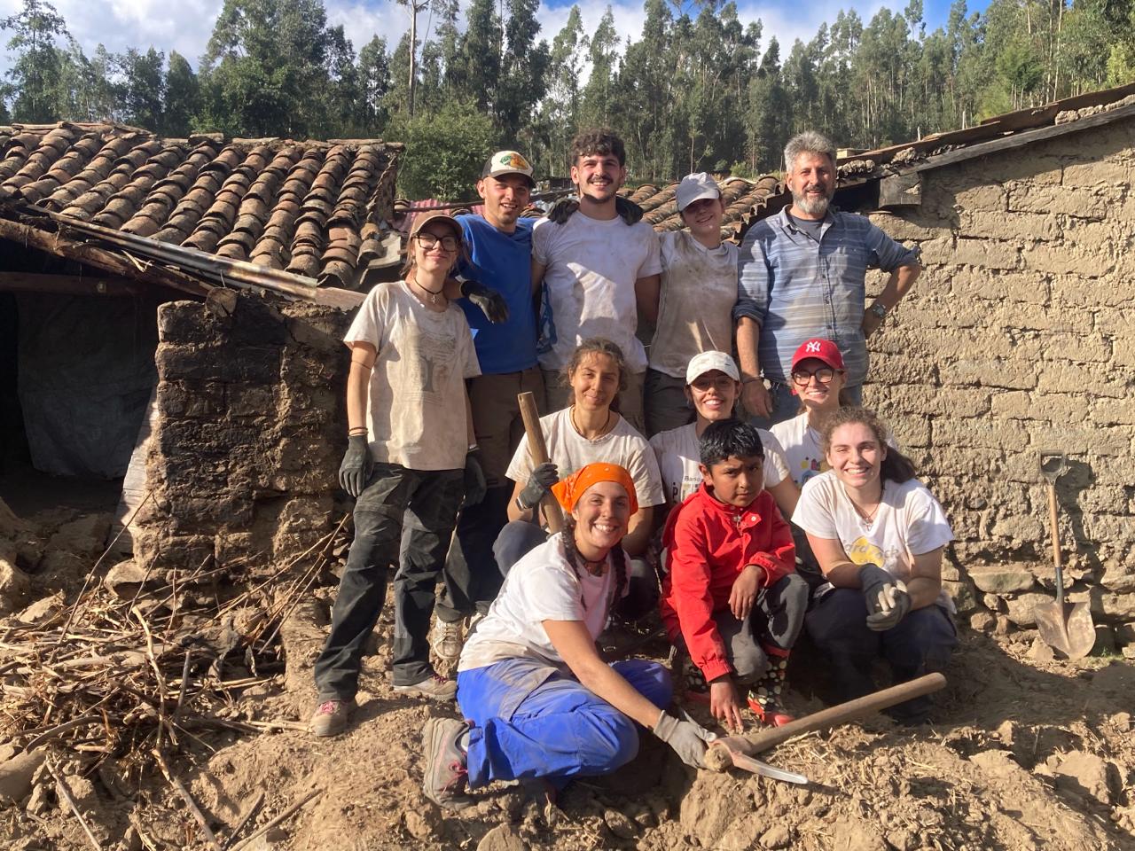 Il gruppo di lavoro riunito davanti alla casa durante i lavori di ricostruzione