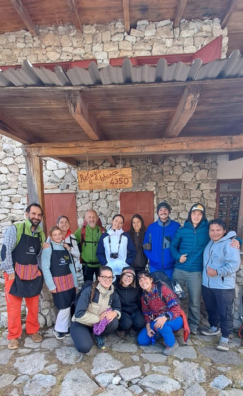 Il gruppo davanti al rifugio Ishinca, a 4.350 metri di quota