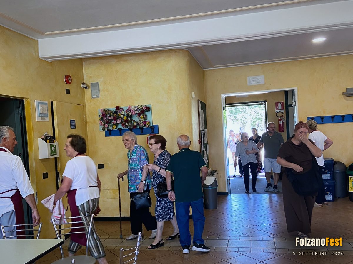 Si entra, dal bar verso il salone