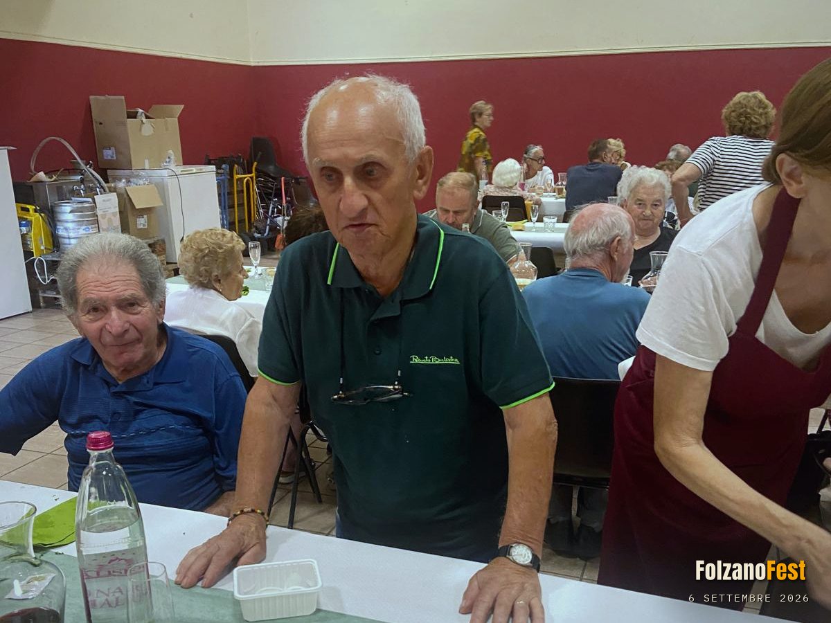 In piedi accanto alla tavolata