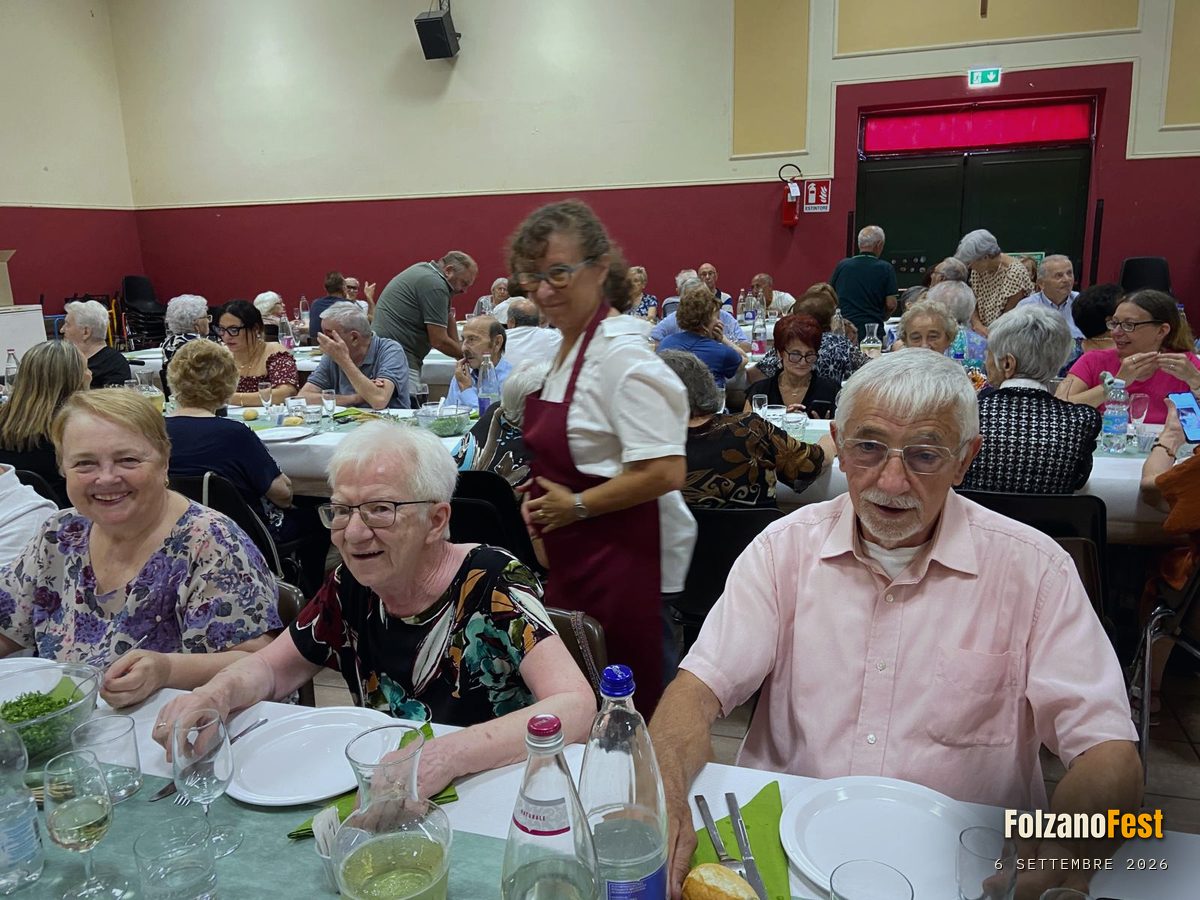 A tavola mentre passa chi serve