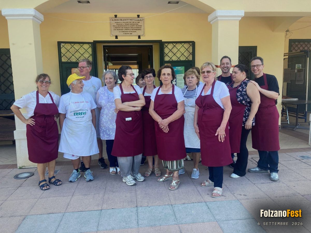 I volontari del pranzo, sotto il portico dell’oratorio