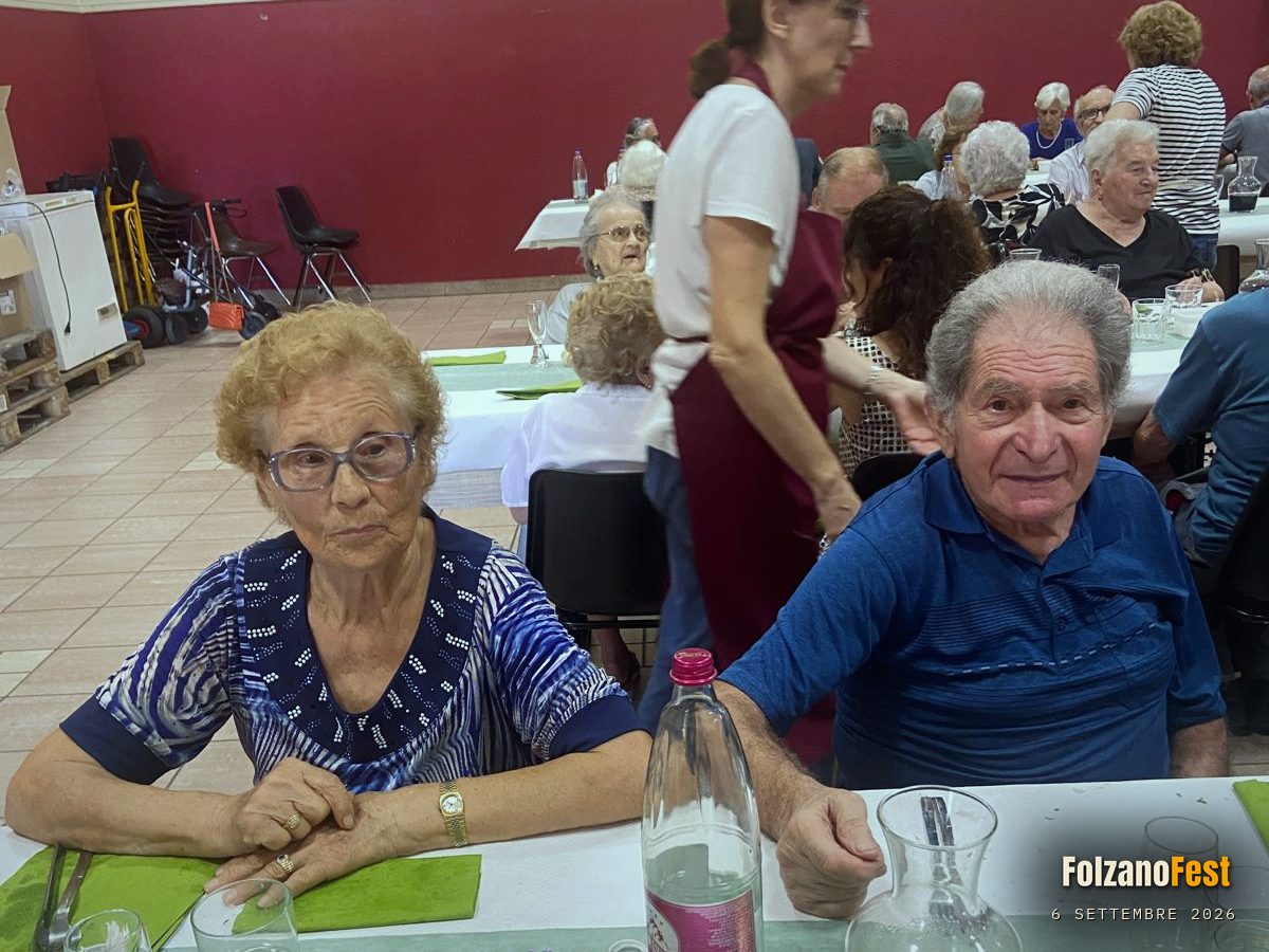 A tavola, con la sala che si riempie