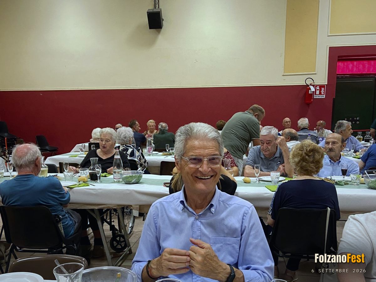 A tavola, con il salone dietro