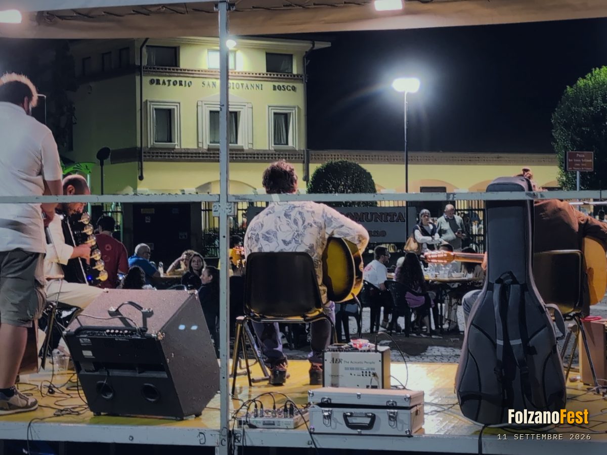Il palco visto da dietro, con l'oratorio sullo sfondo