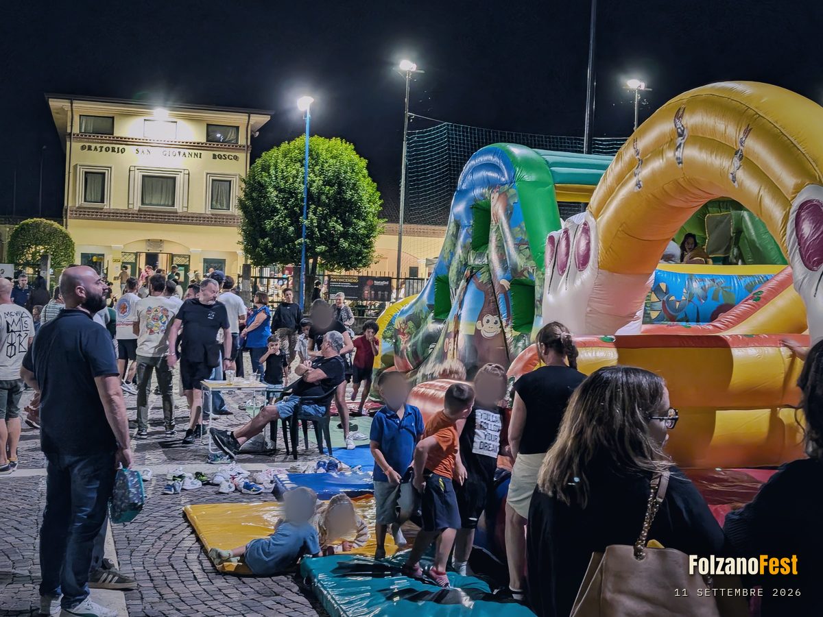 I gonfiabili, con l'oratorio sullo sfondo