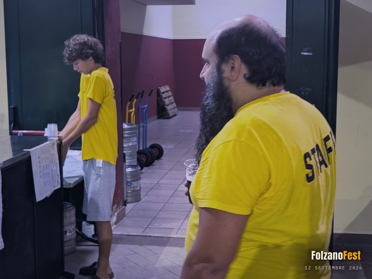 Due volontari, tra i fusti della birra