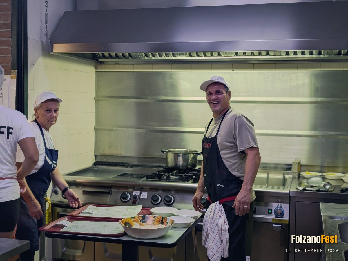 Il sorriso di un cuoco, tra le teglie di pasta fresca