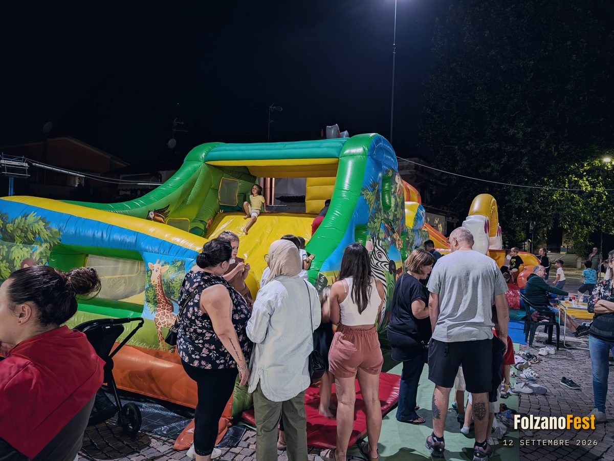 Il gonfiabile della giungla, con i bambini
