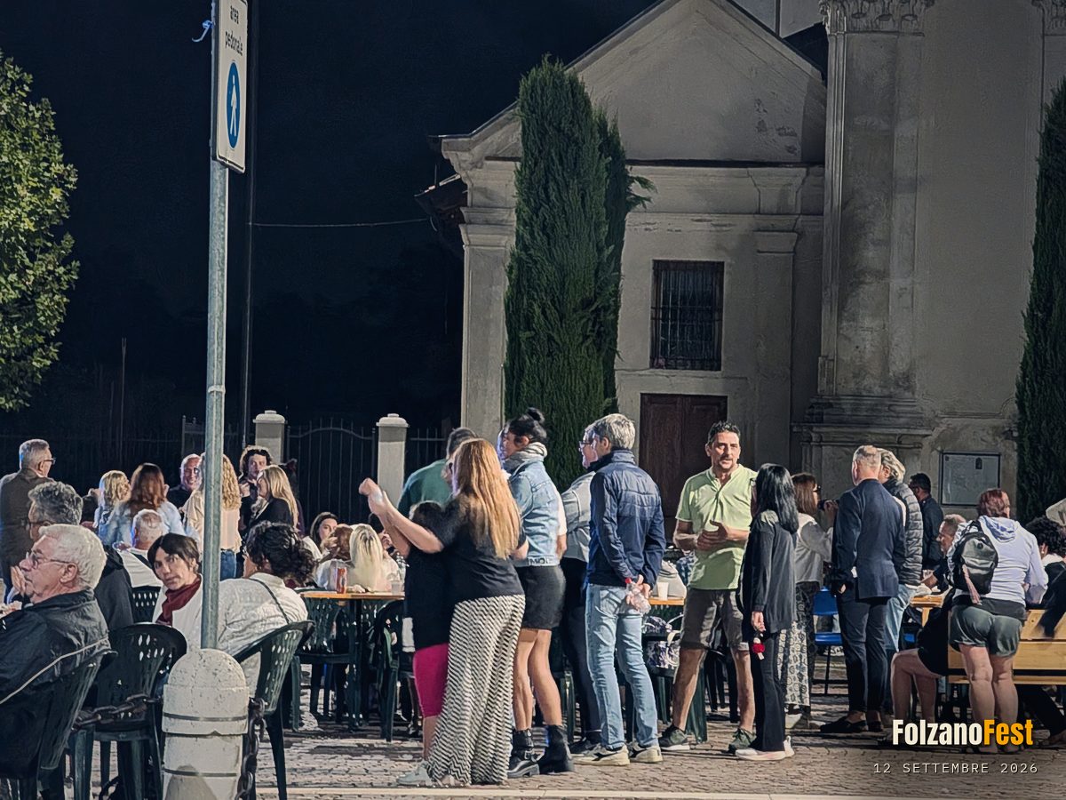 La piazzetta della chiesa, di sera