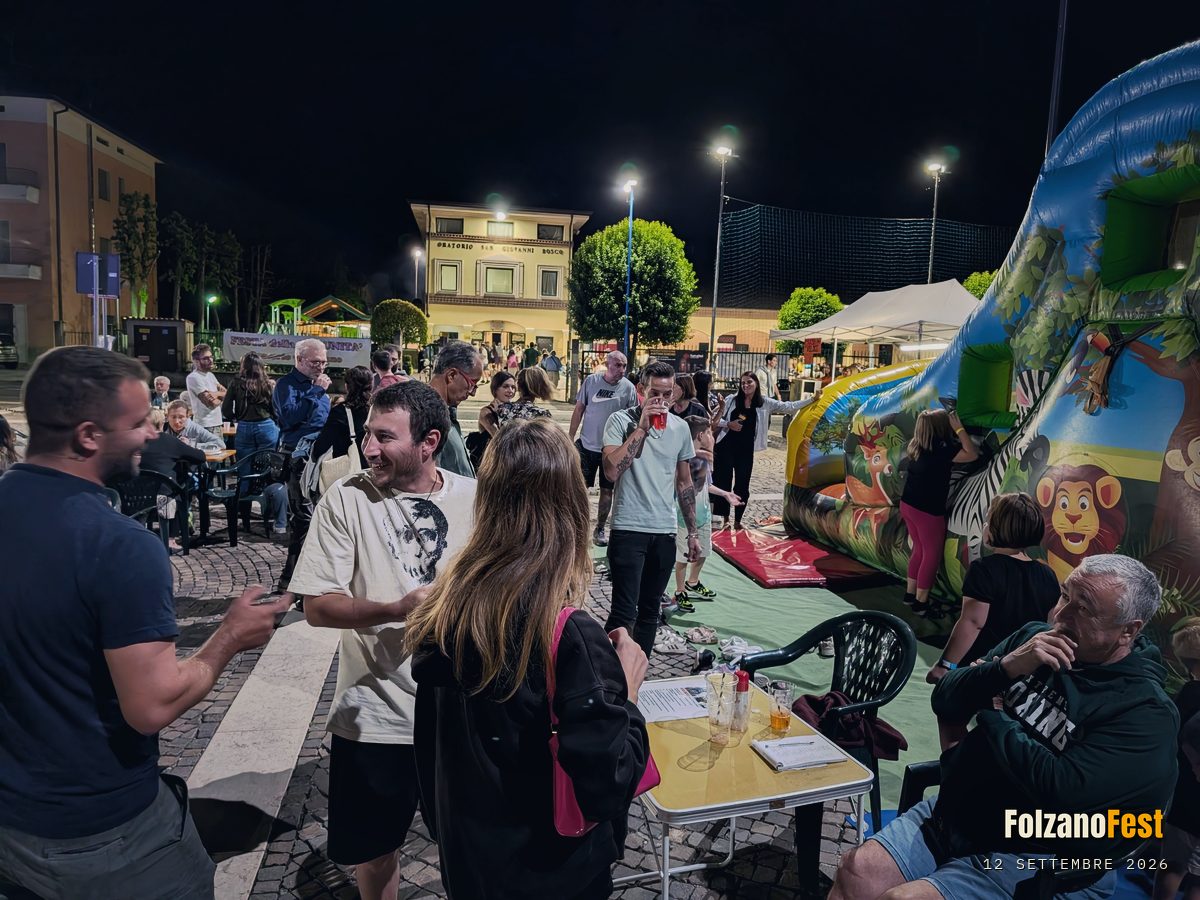 La piazza, poco prima di cena
