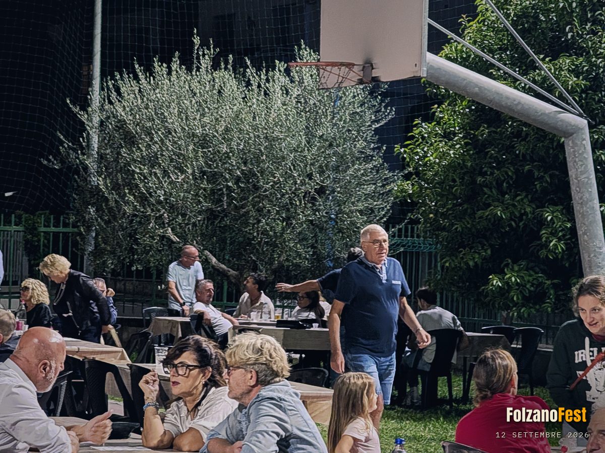 I tavoli, sotto l'ulivo, vicino al canestro