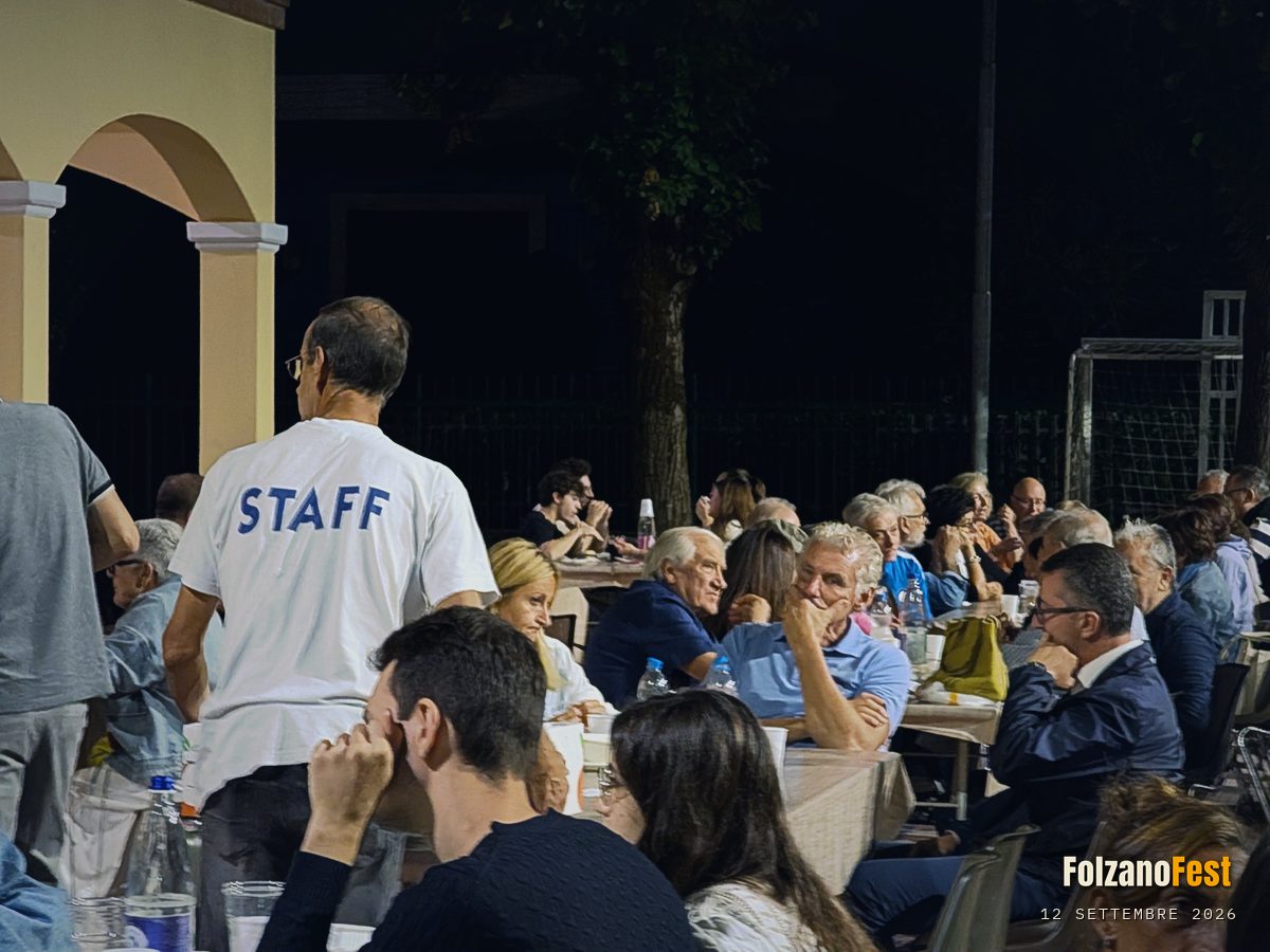 I tavoli, sotto il portico dell'oratorio