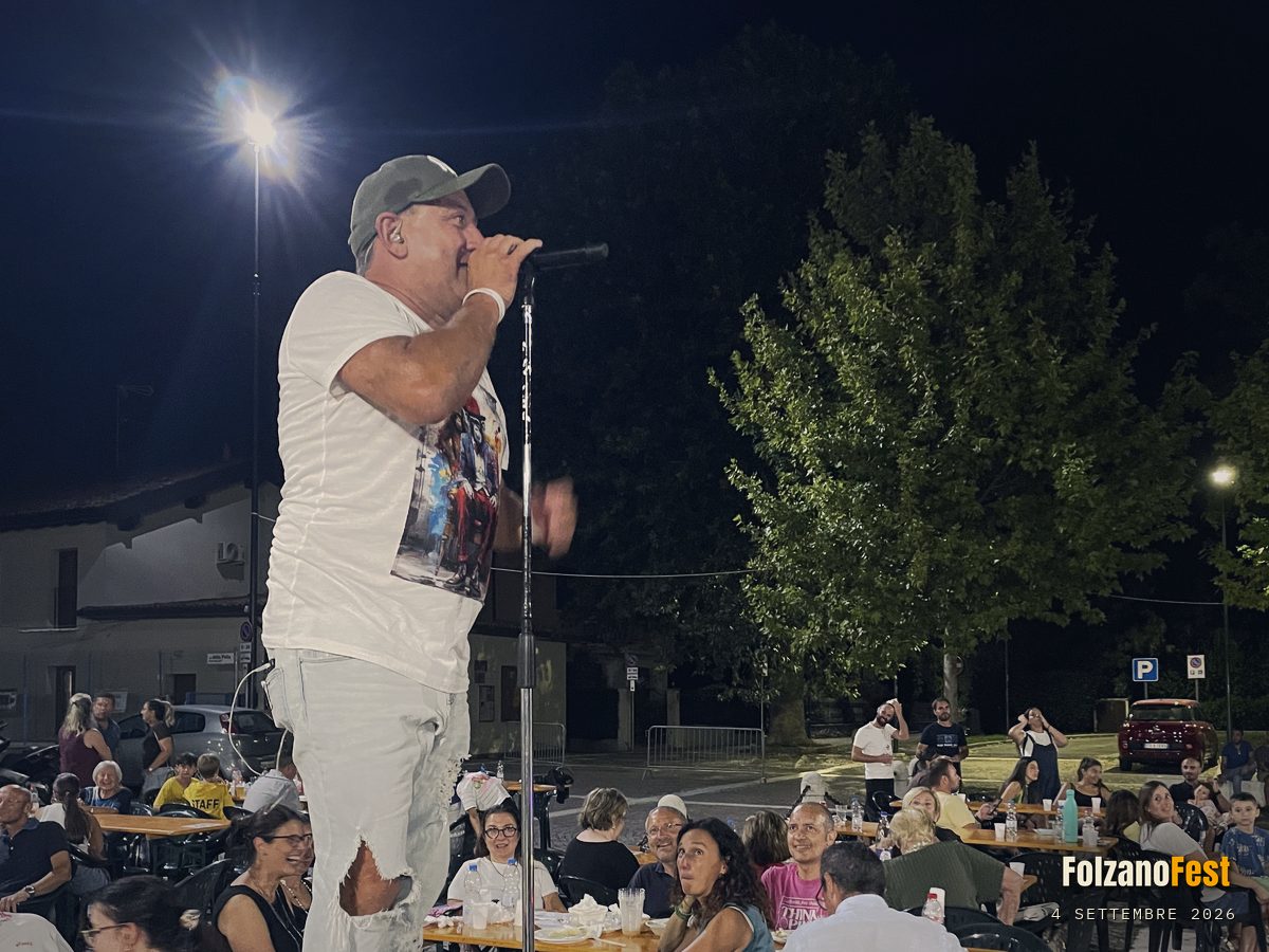 Il cantante dei Bellignoranti in piedi su un tavolo