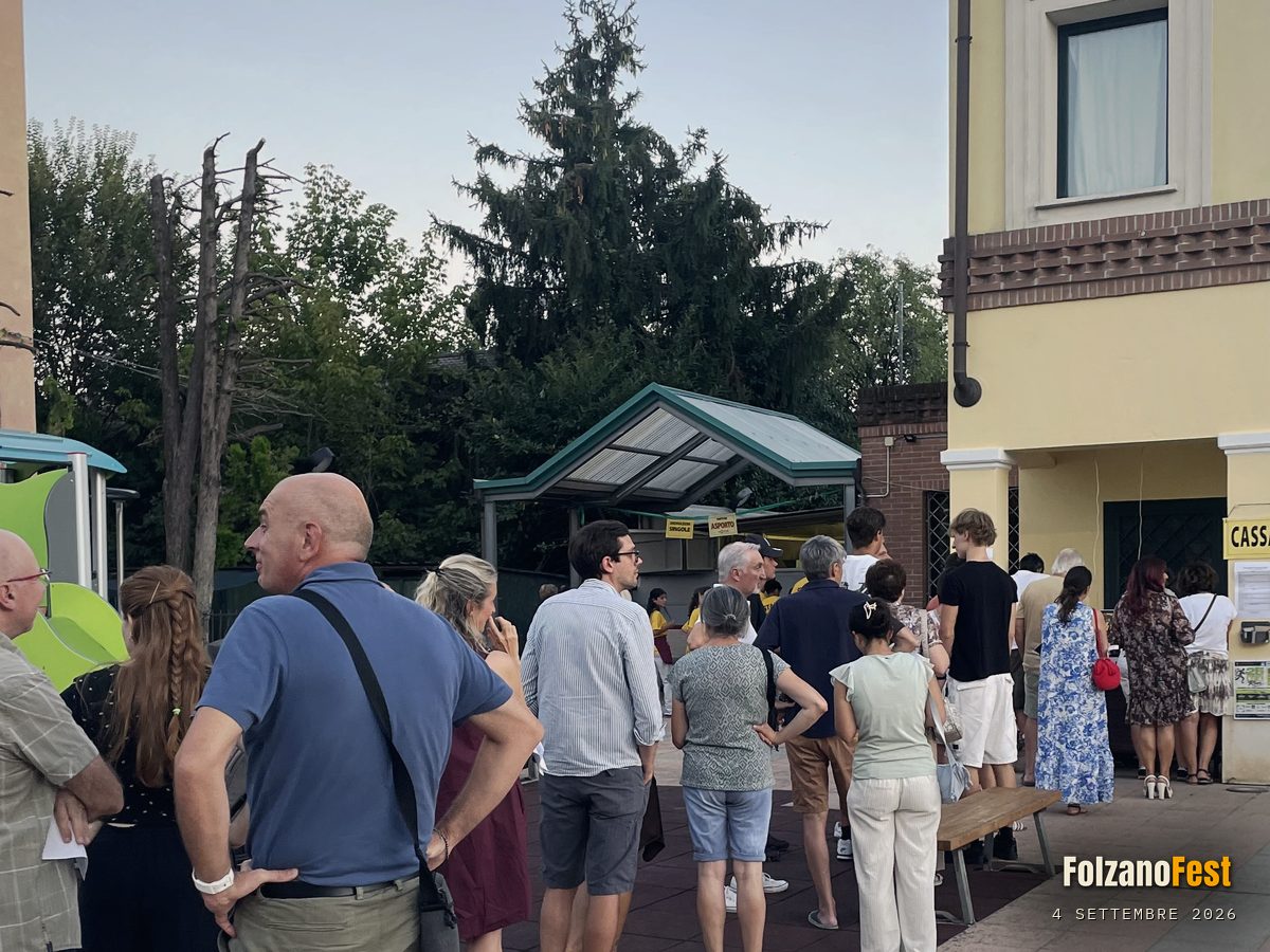 La fila alla cassa, poco prima che facesse buio