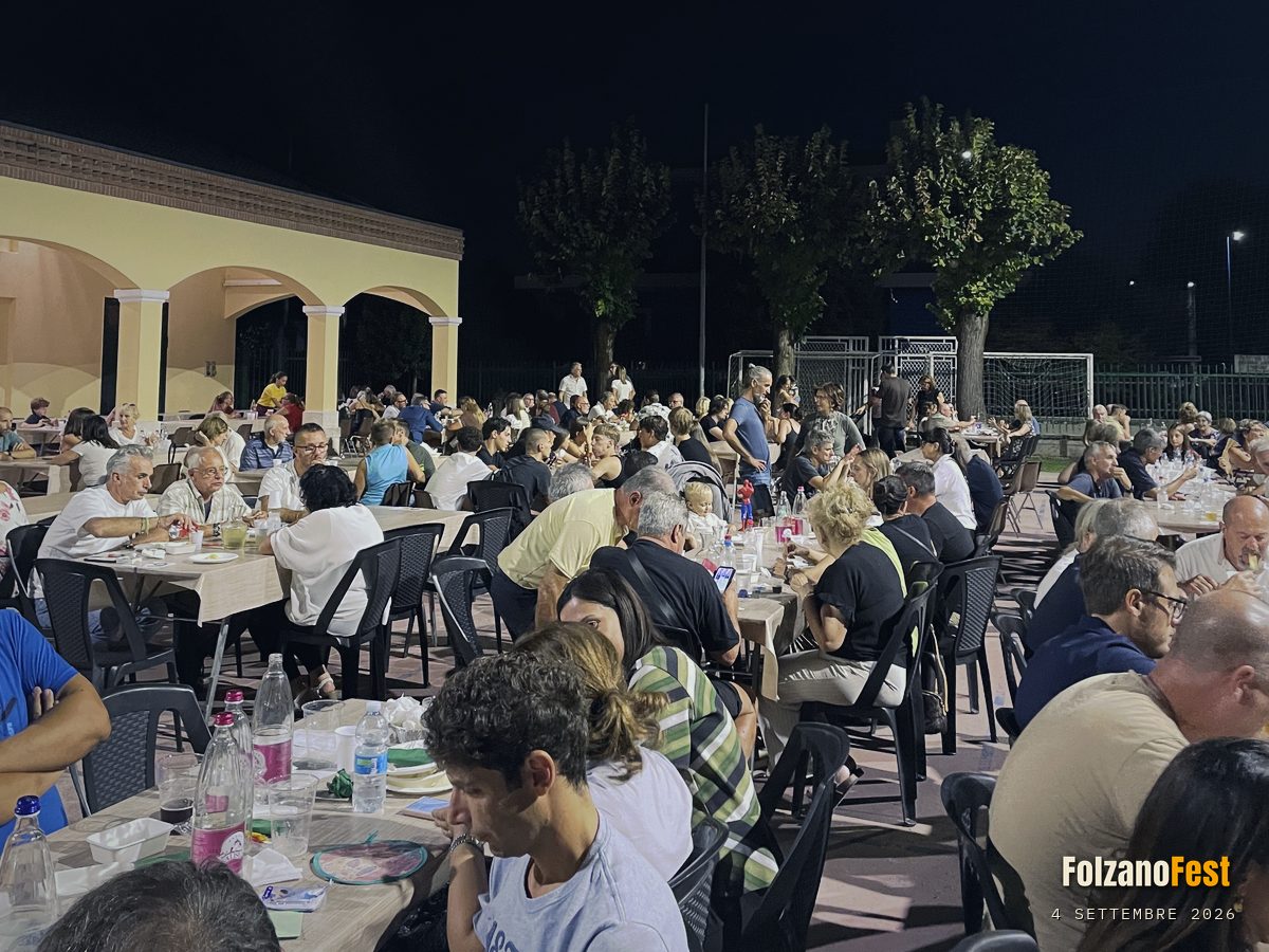 I tavoli davanti al portico dell’oratorio