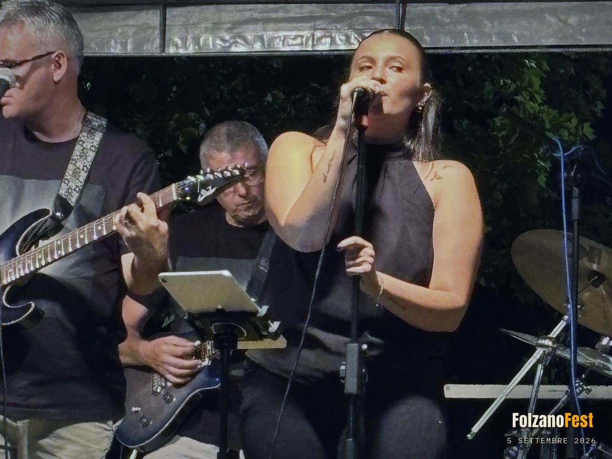 La cantante al microfono