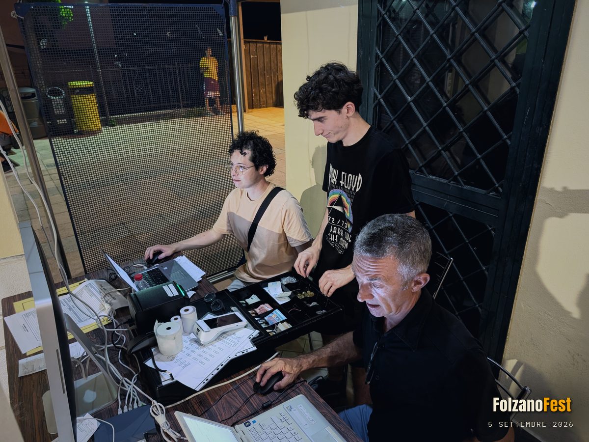 Alla cassa, fra computer e scontrini
