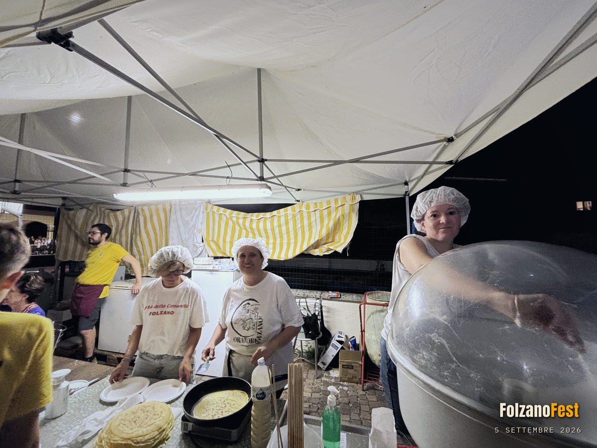 Il gazebo delle crepes, con la pila già pronta