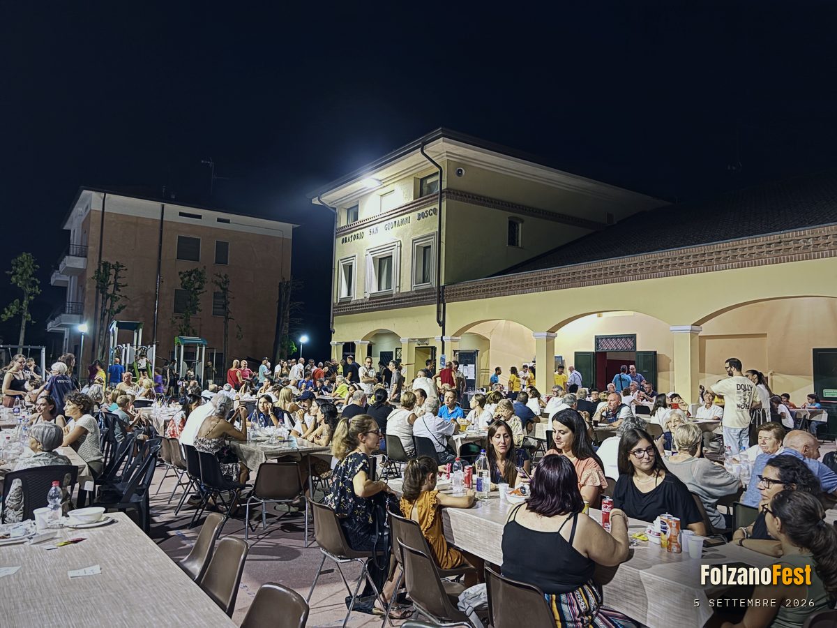 L’oratorio e i tavoli davanti al portico