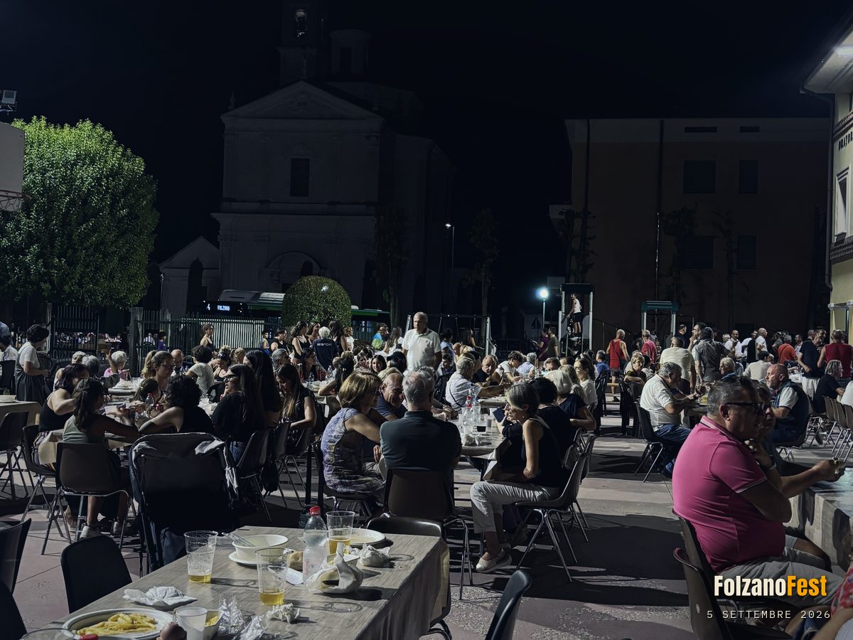 La piazza davanti alla chiesa, a cena finita