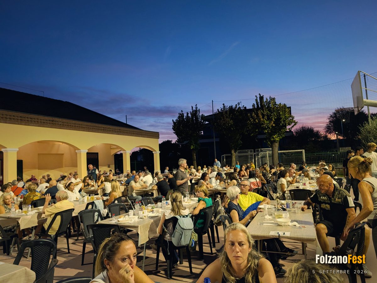 I tavoli sul campo, con il cielo ancora chiaro