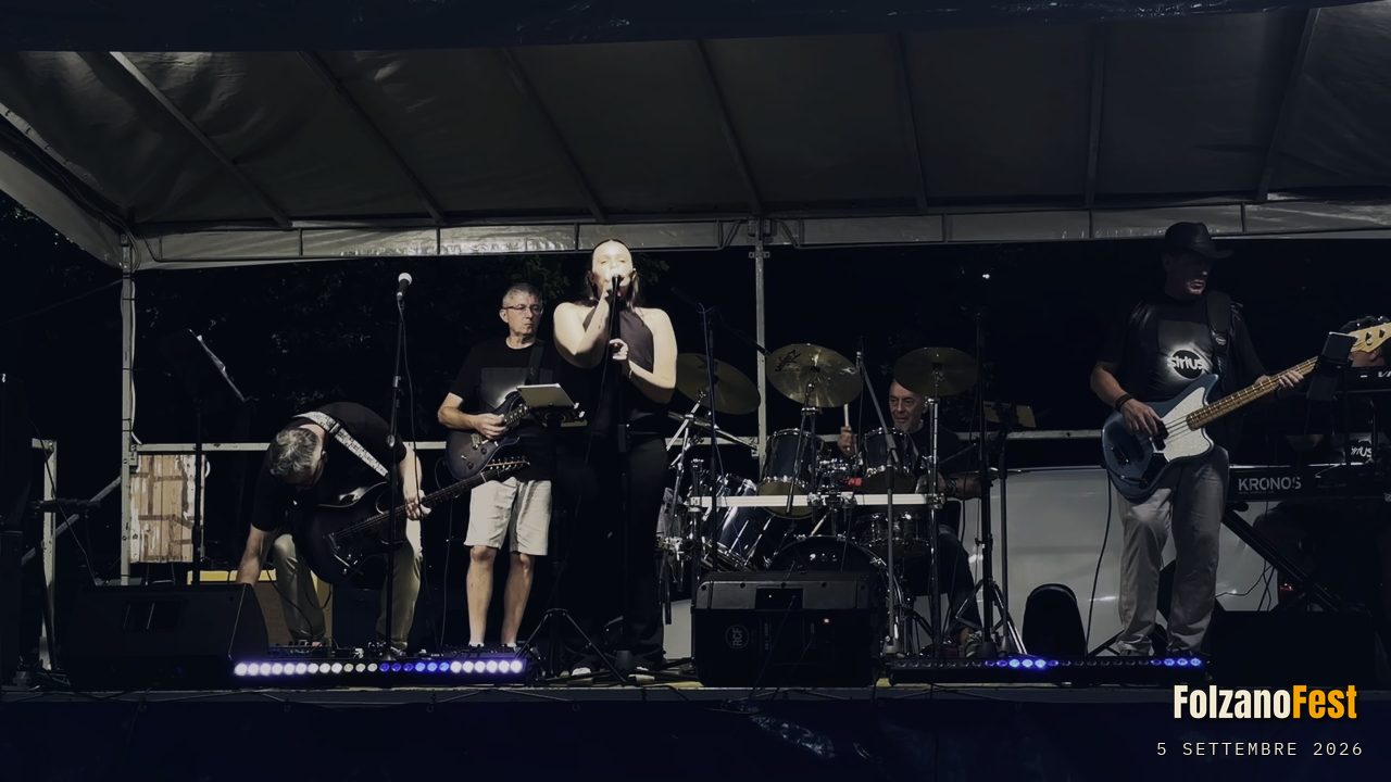 La cantante dei Sirius al microfono, con il gruppo sul palco