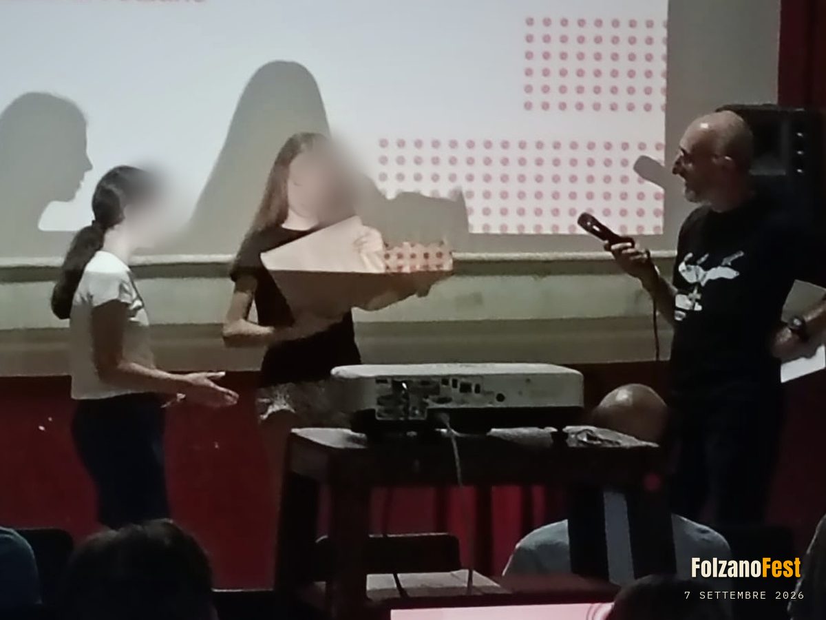 Il regalo viene scartato, sul palco