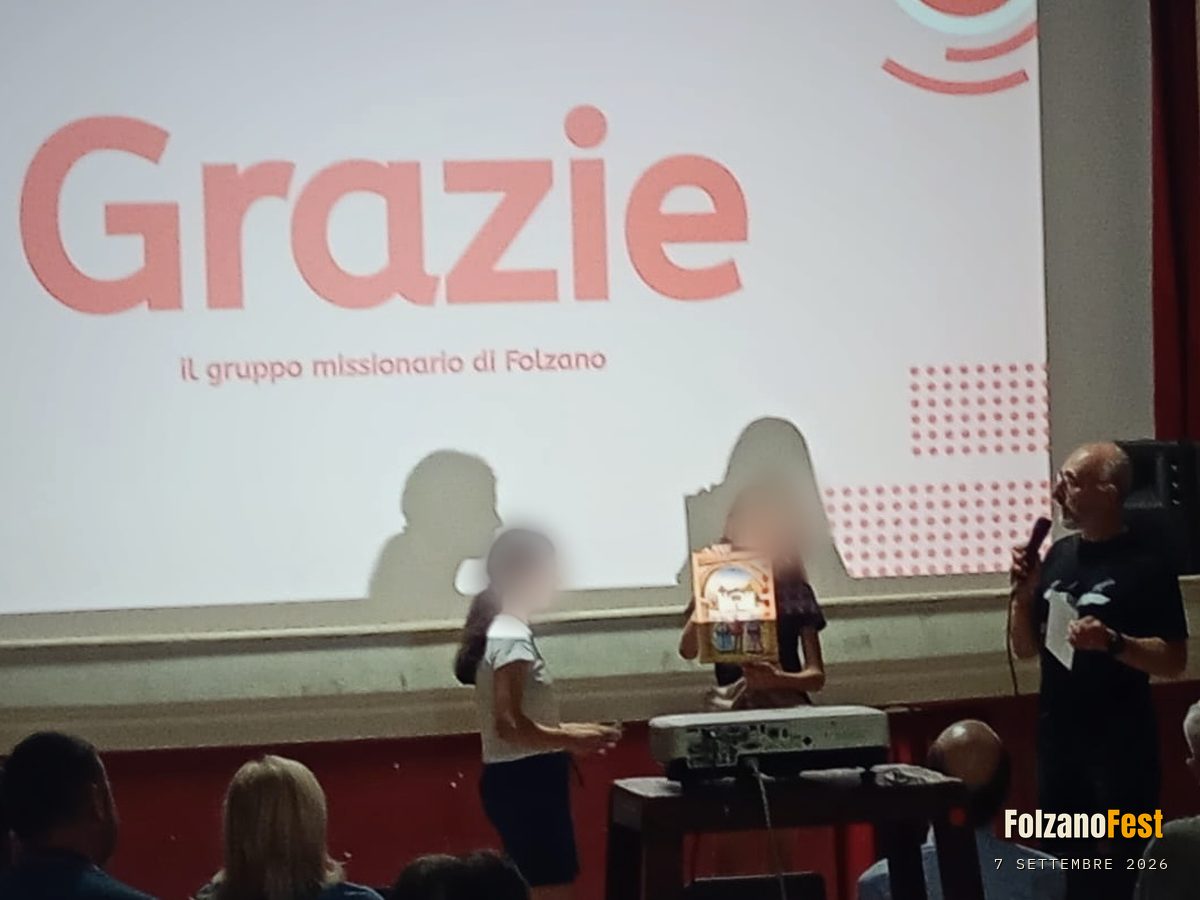 Il regalo mostrato al pubblico, sotto la scritta «Grazie»