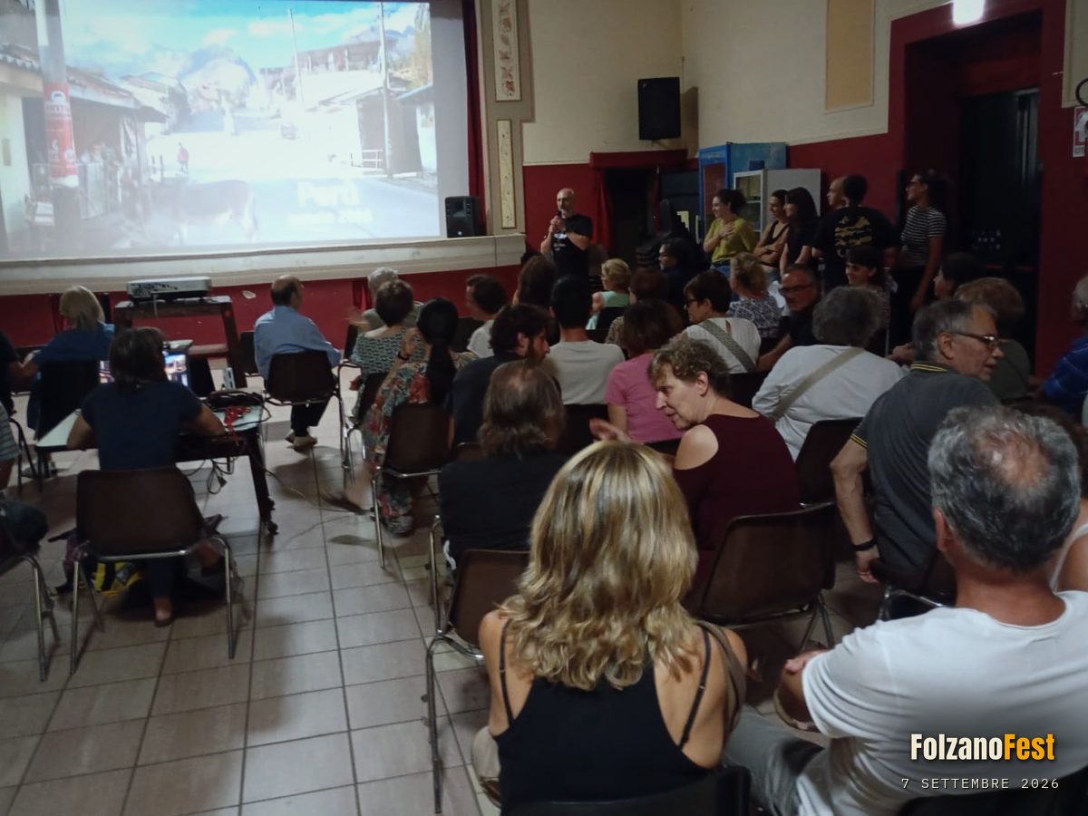 La sala, con le prime fotografie del viaggio proiettate