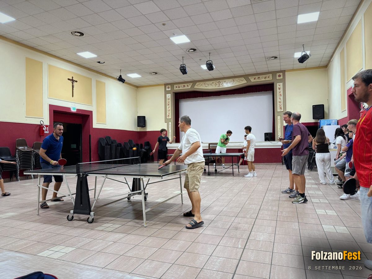 La sala, fra un tavolo e l'altro